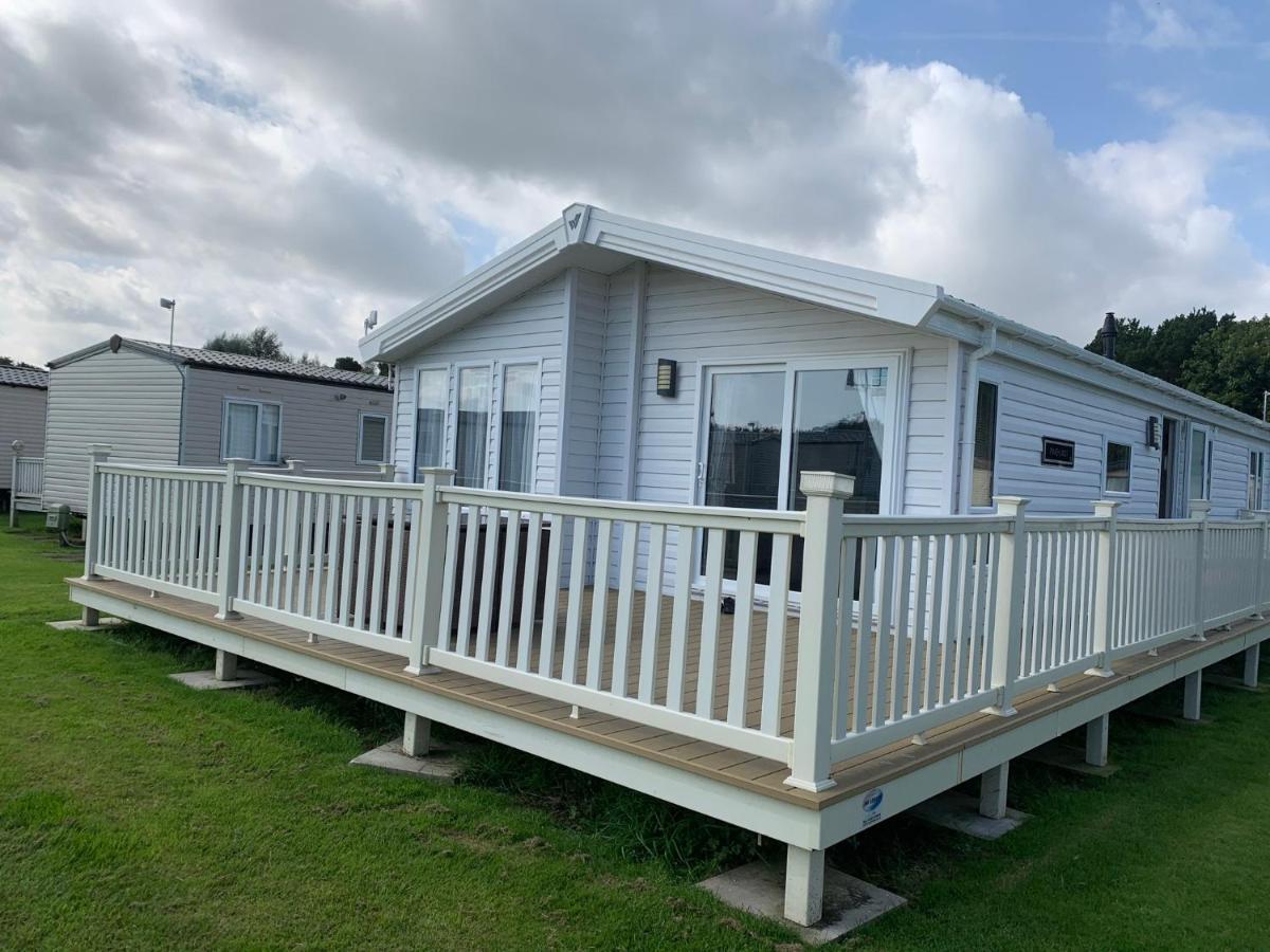 8 Birth Lodge On Cayton Bay Holiday Park Scarborough Exterior photo